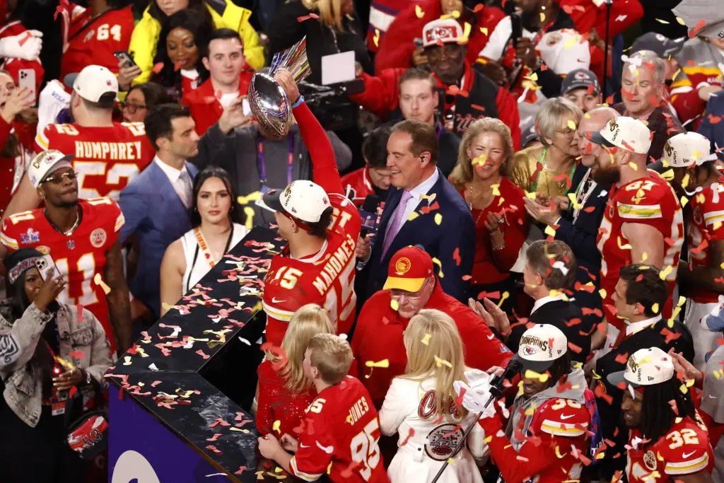 El mariscal de campo de los Kansas City Chiefs, Patrick Mahomes (c), sostiene el Trofeo Vince Lombardi tras ganar el Super Bowl ante los San Francisco 49ers en el Allegiant Stadium, en Las Vegas, Nevada (EE.UU.). EFE/EPA/Caroline Brehman
