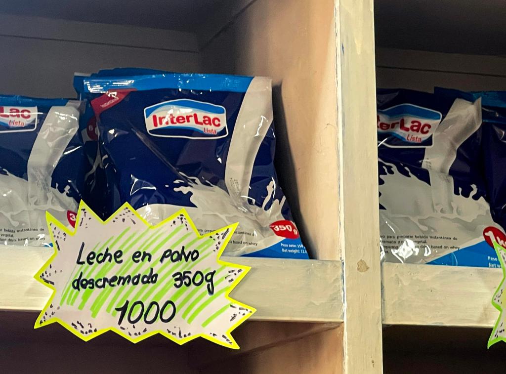 Fotografía que muestra paquetes de leche en polvo para la venta en una mipyme privada este miércoles, en La Habana (Cuba). EFE/ Yander Zamora
