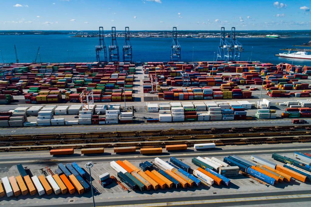 Vista de contenedores en el puerto comercial de Baltimore, Maryland, en una fotografía de archivo. EFE/ Jim Lo Scalzo