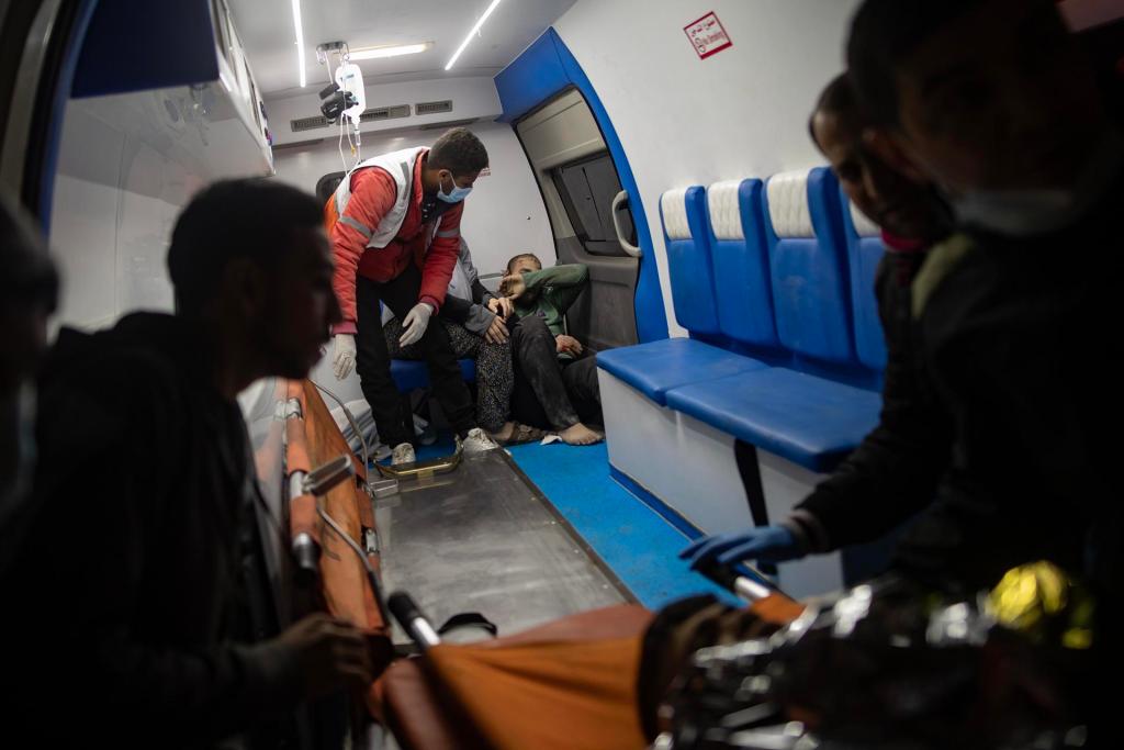Heridos son transportados a un hospital tras los ataques aéreos israelíes contra el campo de refugiados de Rafah, en el sur de la Franja de Gaza, este 12 de febrero de 2024. EFE/EPA/Haitham Imad
