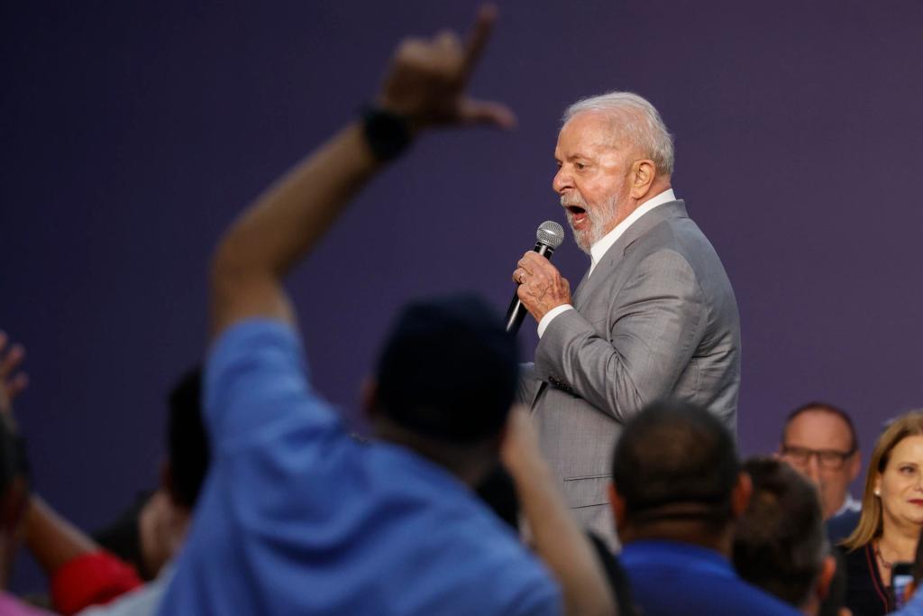 El presidente brasileño, Luiz Inácio Lula da Silva, habla hoy durante una visita a la fábrica de la multinacional alemana situada en São Bernardo do Campo, en la zona metropolitana de São Paulo (Brasil). EFE/Sebastiao Moreira
