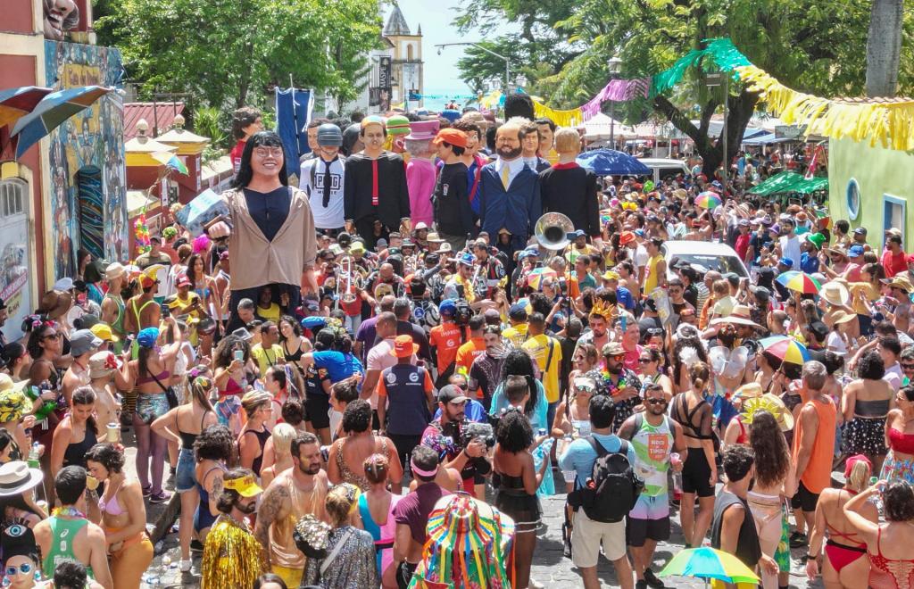 Fotografía de muñecos gigantes que retratan a personalidades nacionales e internacionales durante un desfile hoy, en el Carnaval de Brasil en Olinda, Pernambuco (Brasil). EFE/ Ney Douglas
