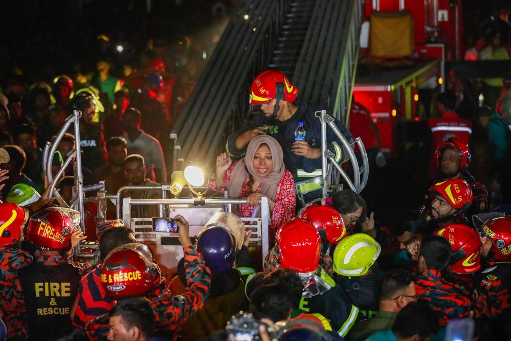 Bomberos rescatan personas de un incendio en un edificio comercial, en Dacca (Bangladesh), este 29 de febrero de 2024. EFE/EPA/Suvra Kanti Das
