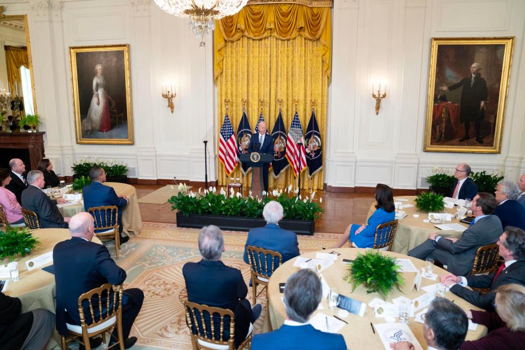 El presidente de EE.UU., Joe Biden, habla durante un acto en la Casa Blanca, este 23 de febrero de 2024, en Washington. EFE/ Leigh Vogel/Pool
