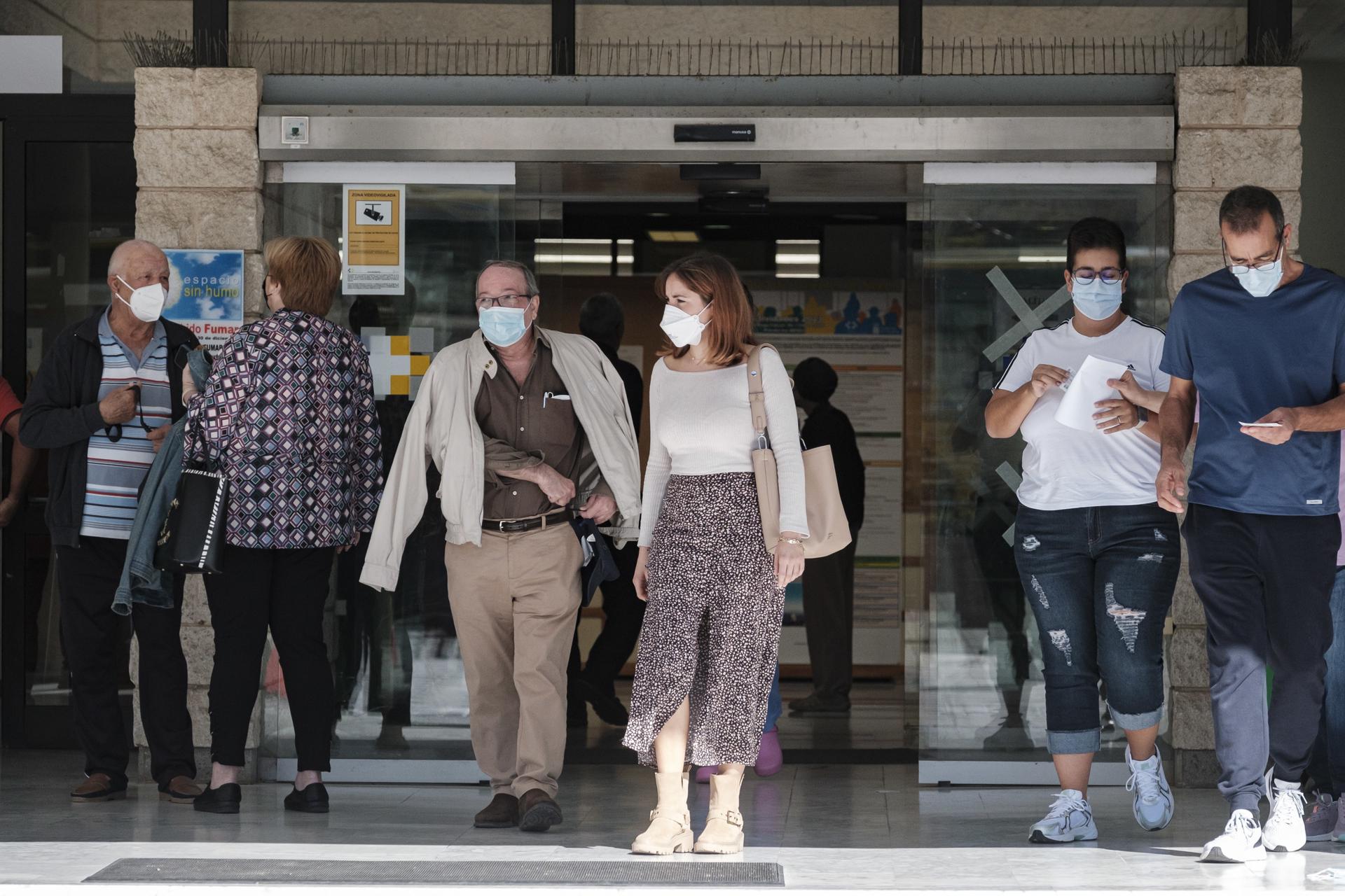 Health centers in the Canary Islands will no longer make masks mandatory this Friday as flu and COVID-19 rates fall