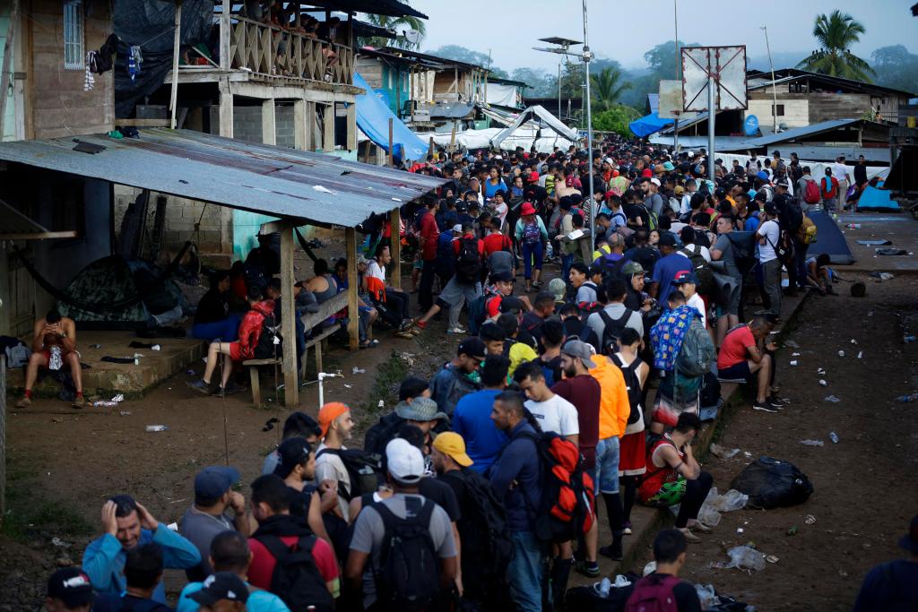Fotografía de archivo que muestra a migrantes que hacen fila para ser enviados a una estación de recepción migratoria (ERM) de San Vicente en Metetí, en el pueblo de Bajo Chiquito (Panamá). EFE/ Bienvenido Velasco

