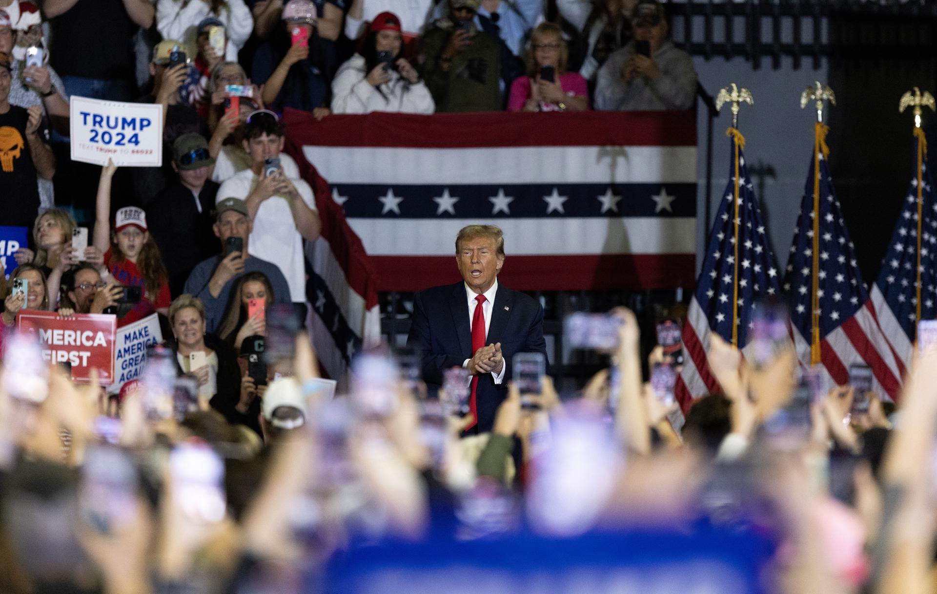 El expresidente de EE.UU. Donald J. Trump durante un acto de campaña en Conway, Carolina del Sur (EE.UU.), el 10 de febrero de 2024. EFE/ Randal Hill