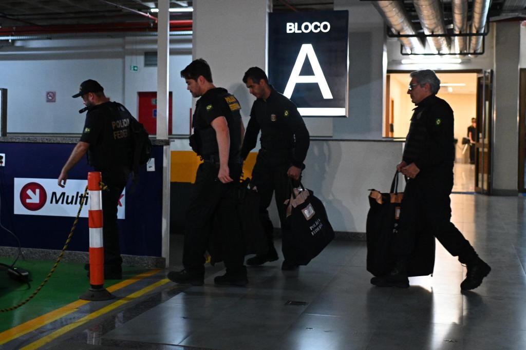 Agentes de la Policía Federal salen de la sede del Partido Liberal, en investigación contra Valdemar Costa Neto, el 8 de febrero de 2024, en Brasilia (Brasil). EFE/ André Borges
