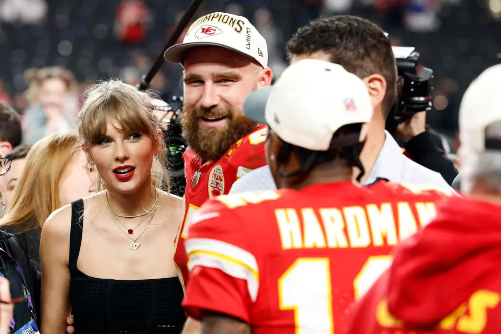 La cantante Taylor Swift (c-d) y Travis Kelce (c-i) celebran tras el triunfo de los Kansas City Chiefs ante los San Francisco 49ers en el Super Bowl en el Allegiant Stadium, en Las Vegas, Nevada (EE.UU.). EFE/EPA/John G. Mabanglo
