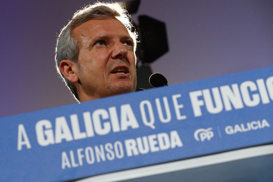 El presidente y candidato del PPdeG, Alfonso Rueda, pronuncia un discurso durante un mitin junto a la cabeza de lista por Lugo, 