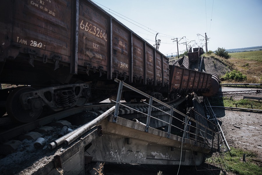 Unos rieles de tren bloquean la carretera que comunica a Jákov y Donetsk 