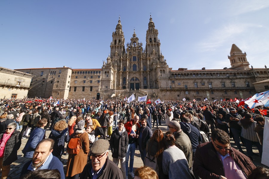 Miles de personas convocadas por SOS Sanidade Pública, en una concentración por la sanidad pública en Santiago de Compostela