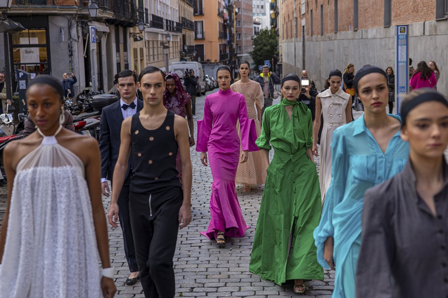 Varias modelos participan en un pasacalles que transcurre desde Conde Duque hasta la Plaza de Colón durante la Semana de la Moda en Madrid.