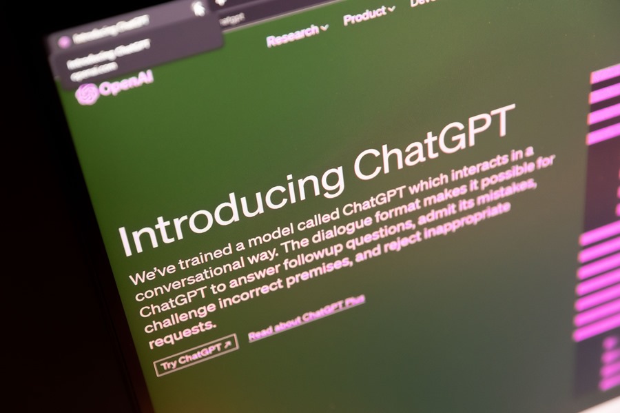 Una pantalla con el sitio web del ChatGPT de OpenAI.