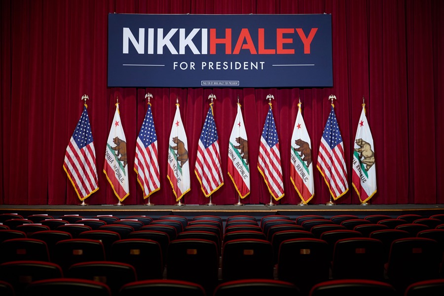 Un cartel para el aspirante presidencial republicano estadounidense y ex embajadora de la ONU, Nikki Haley