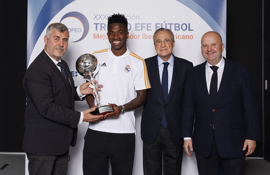  El presidente de la Agencia EFE, Miguel Ángel Oliver (i) entrega al jugador brasileño del Real Madrid Vinicius Júnior (c) el premio EFE al mejor jugador iberoamericano del año 2023