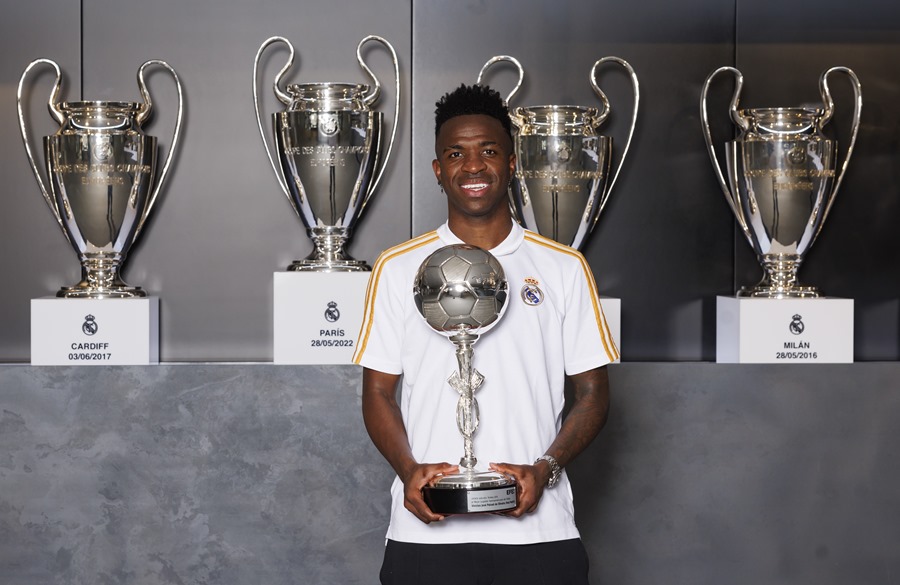 El jugador brasileño del Real Madrid Vinicius Júnior posa tras recibir el premio EFE al mejor jugador iberoamericano del año 2023