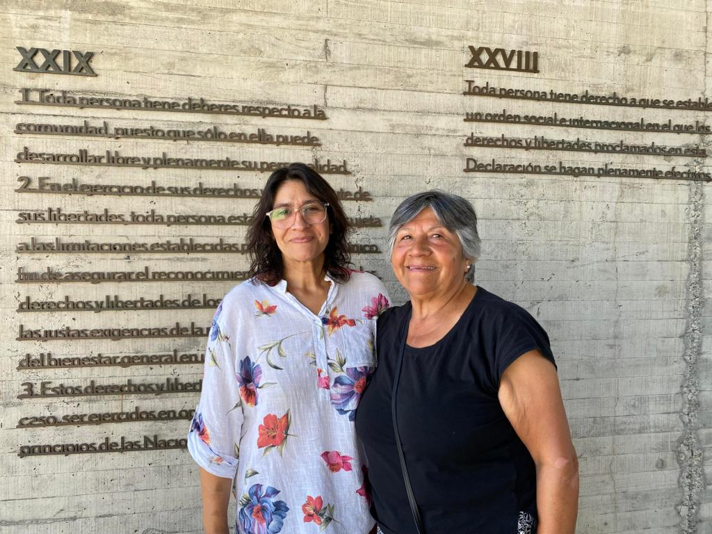 Andrea Mercado se une a su madre, Ruth Cárdenas, la primera mujer en Chile en denunciar el robo de sus hijos, en el lanzamiento de una campaña internacional organizada por Hijos y Madres del Silencio (HMS) este viernes, en Santiago (Chile). EFE/Andrea Sanz Yus