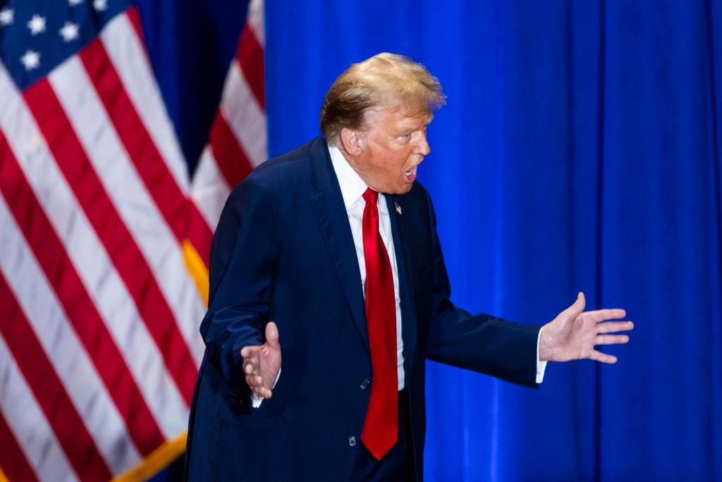 El expresidente estadounidense Donald Trump habla con sus partidarios durante un mitin de campaña del Super Martes en Richmond, Virginia, EE.UU., este 2 de marzo de 2024. EFE/EPA/Jim Lo Scalzo
