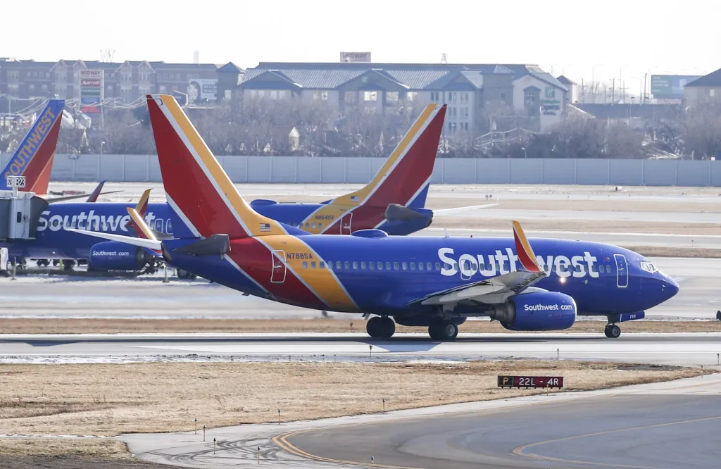 Un Boeing 737 pierde la cubierta del motor minutos después de despegar en  Denver - EFE