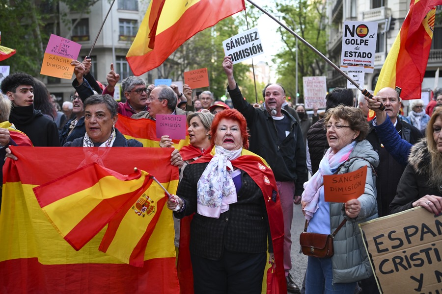 Manifestaciones en Ferraz: una en apoyo a Sánchez y otra contra