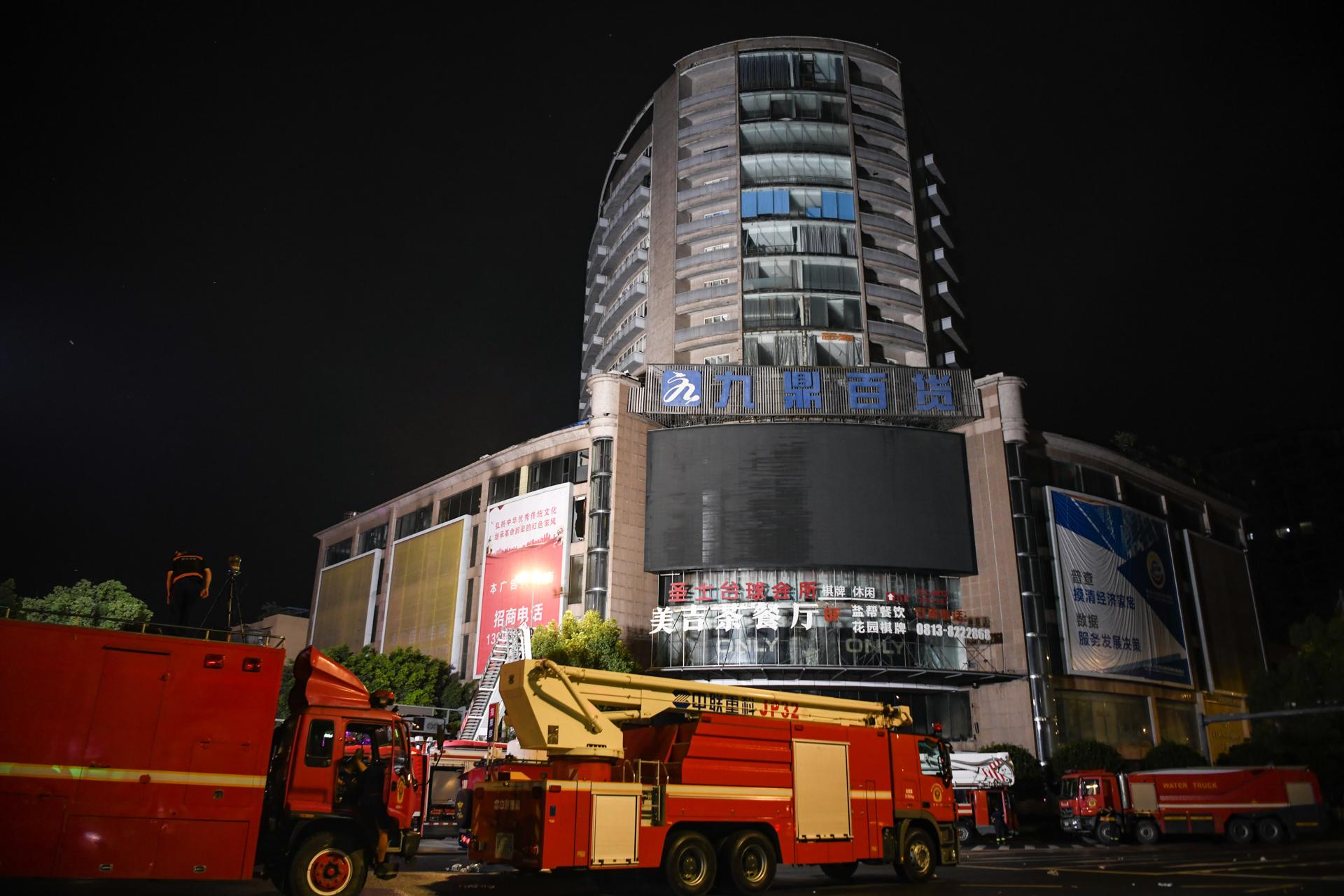 16 charred to death in shopping mall fire in southwest ChinaAt least 16 killed in shopping center fire in southwest China – EFE Noticias