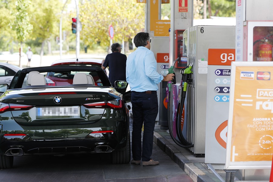 Diesel prices fall to lowest in more than a year, helping slow inflation