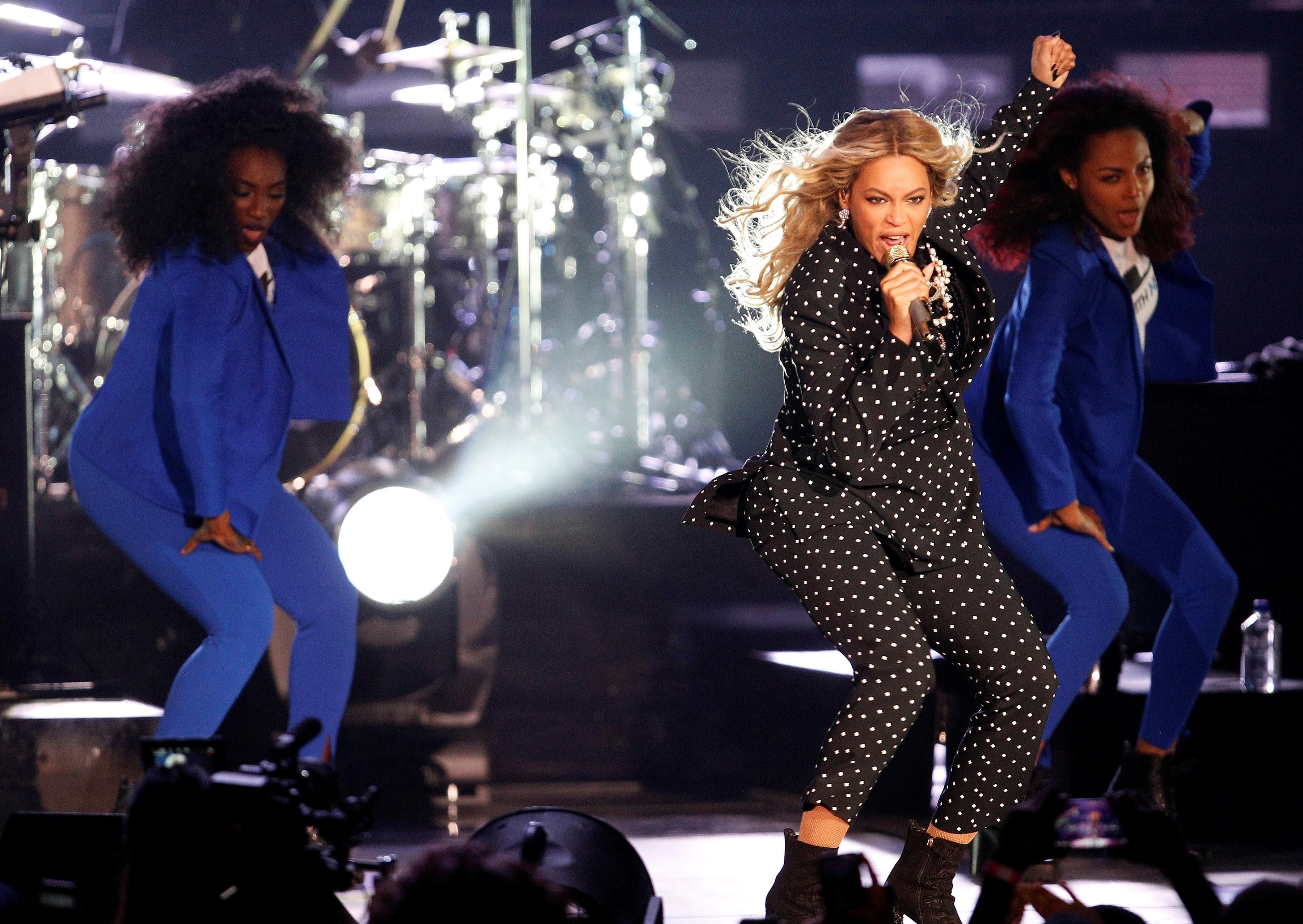 La cantante estadounidense Beyoncé (c), durante una actuación en Cleveland, en una fotografía de archivo. EFE/David Maxwell