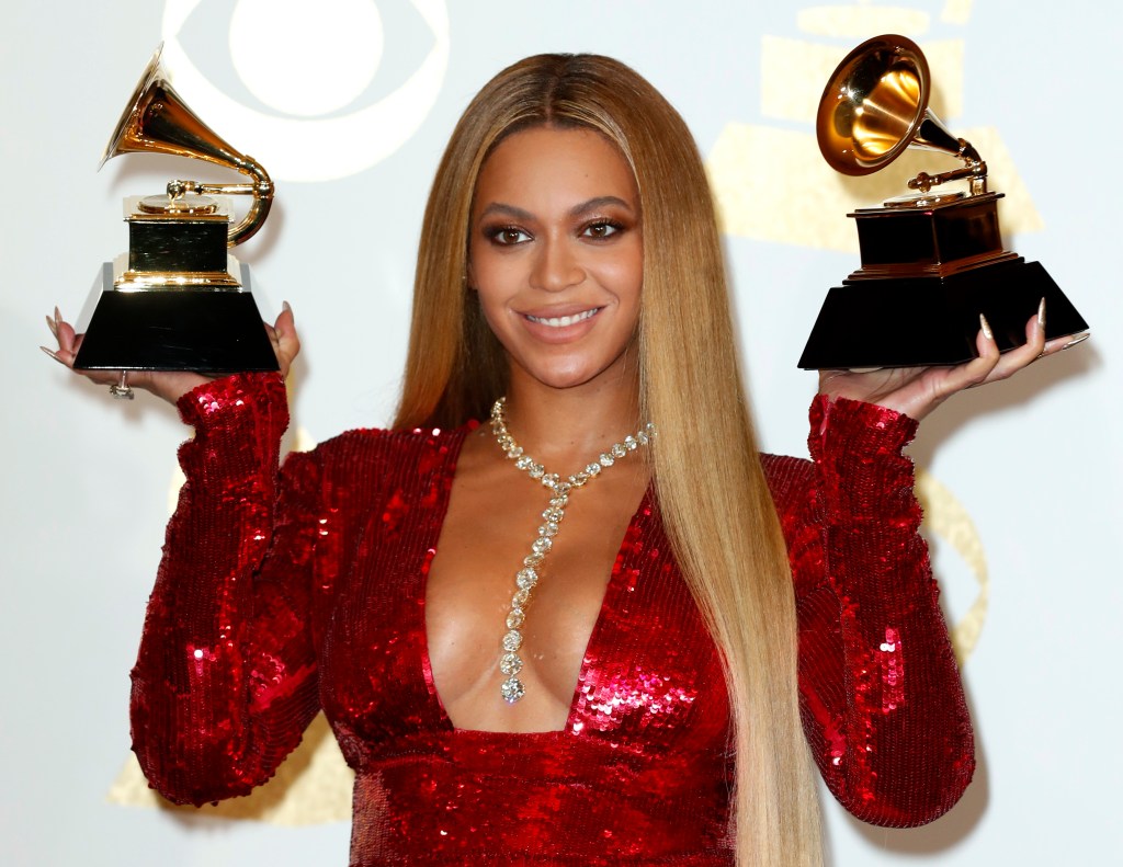 La cantante estadounidense Beyoncé posa con dos premios Grammy, en una fotografía de archivo. EFE/Mike Nelson