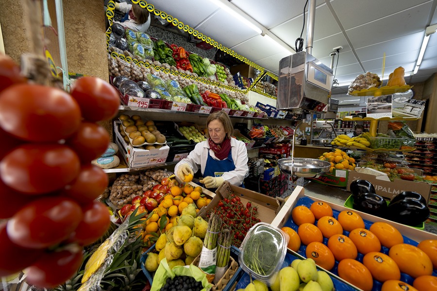 Vista de una frutería del centro de Teruel