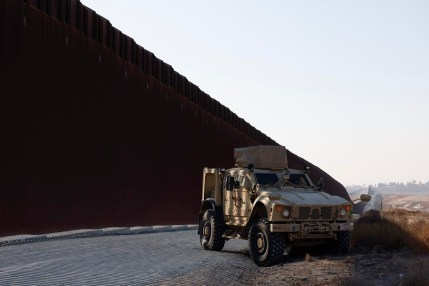 Vista de un vehículo militar de EE.UU. en la frontera que el país comparte con México, en una fotografía de archivo. EFE/Caroline Brehman