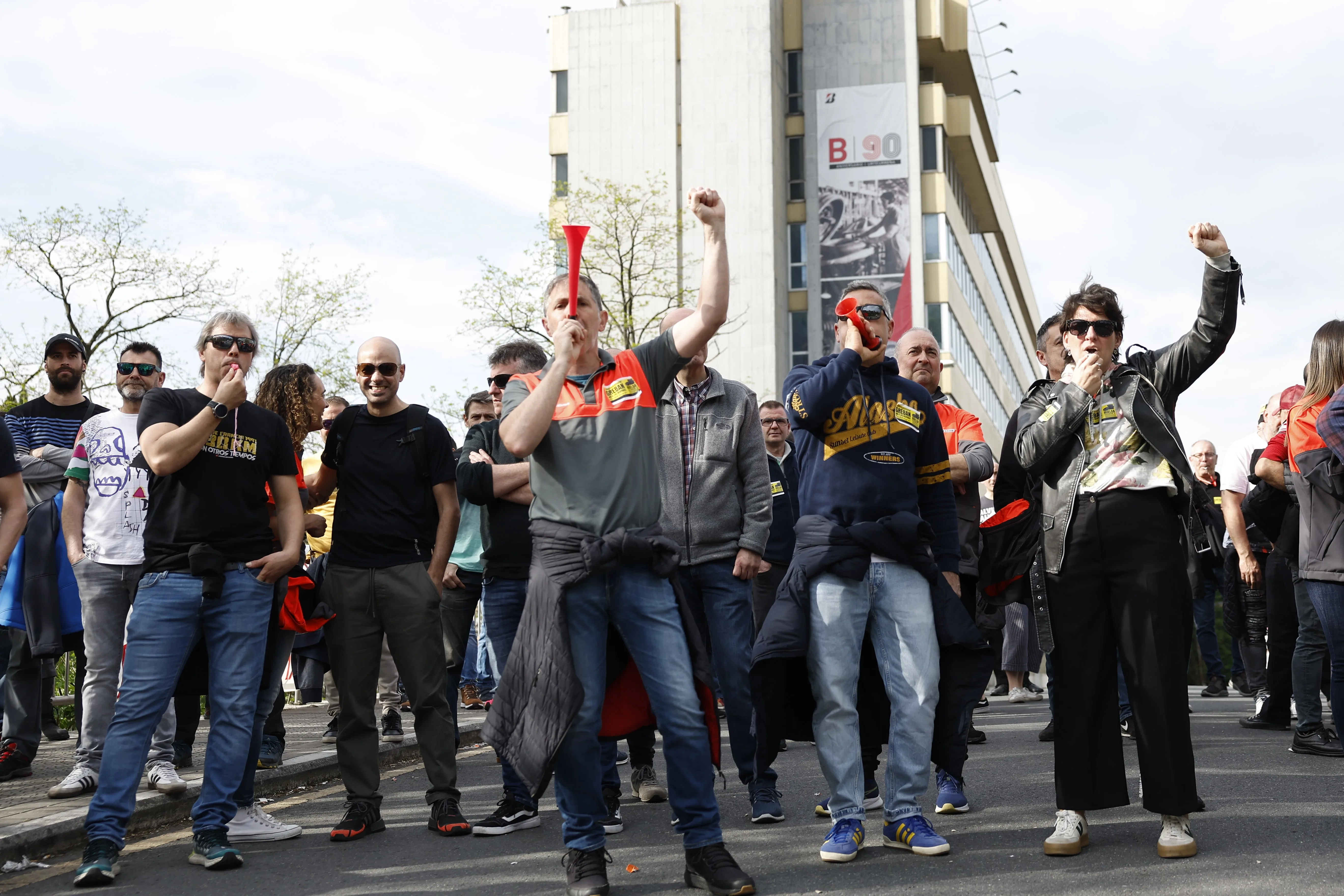 Trabajadores de Bridgestone aprueban la propuesta de despidos