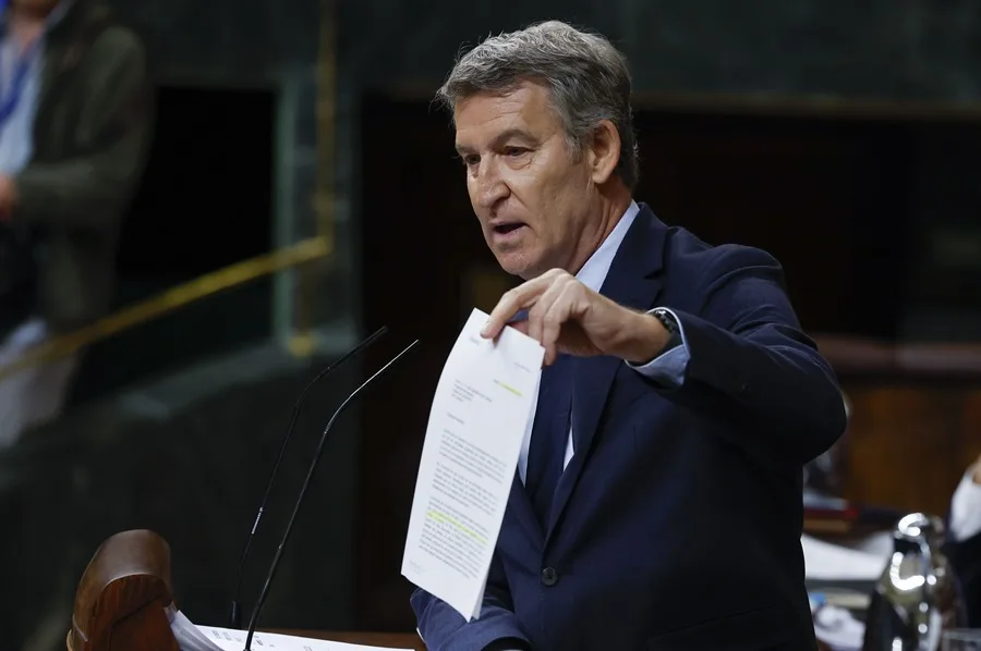 Feijóo acusa a Sánchez de llevar al "caos" a España y le exige dimisiones