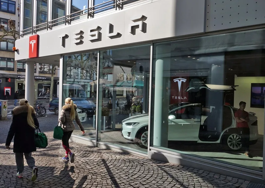 Las ventas de Tesla caen a la mitad en Europa