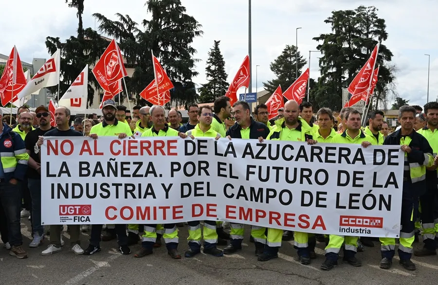 Trabajadores en La Bañeza contra el cierre de Azucarera y despido
