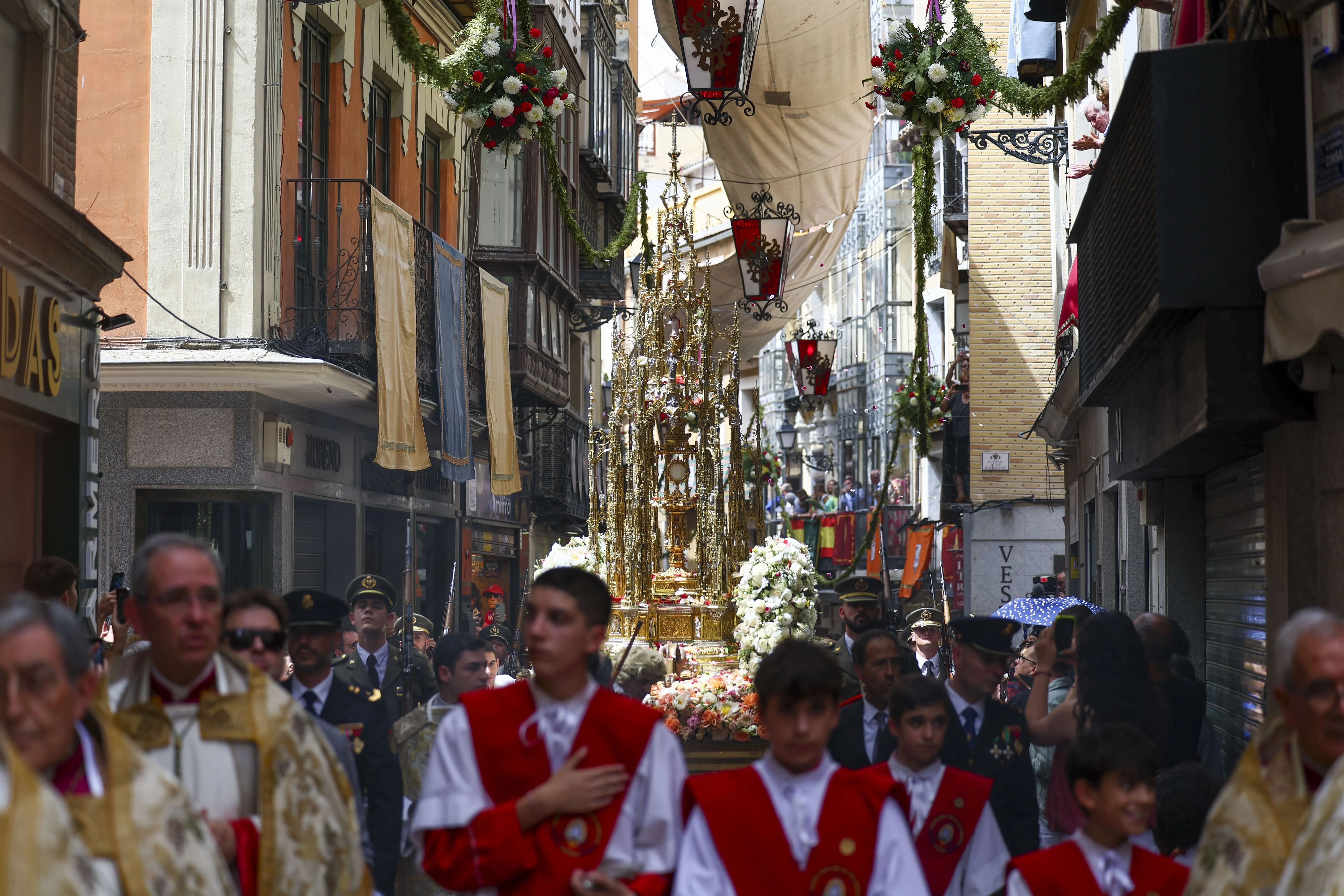 Toledo vuelve a brillar "más que el sol" en un Corpus caluroso