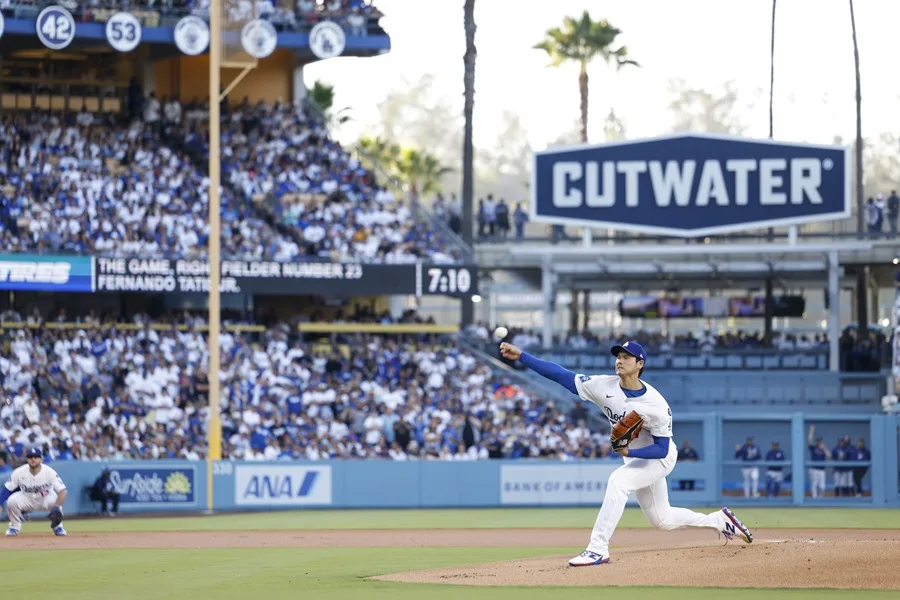 Dodger StadiumのICEエージェントは論争を引き起こします