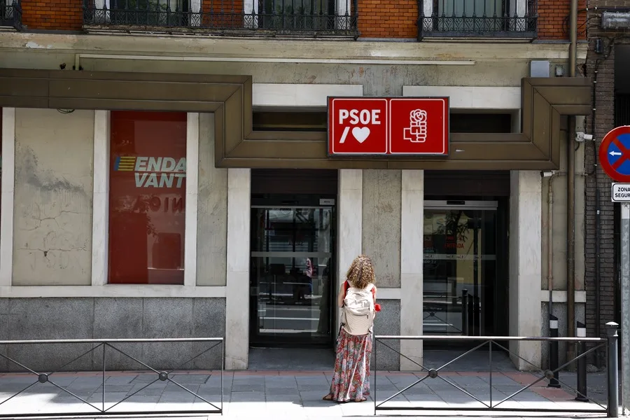 Varios ex altos cargos del PSOE piden a Sánchez su renuncia