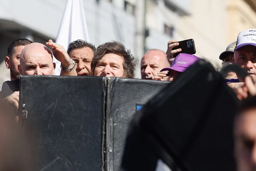 Javier Milei es evacuado de un acto electoral por incidentes con los manifestantes opositores