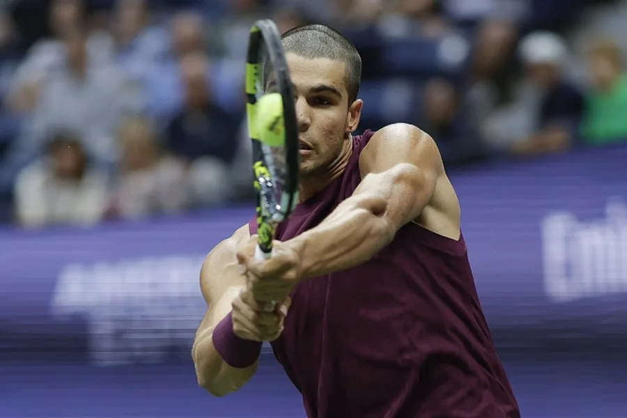 Alcaraz, Djokovic y Sabalenka avanzan a tercera ronda en el Abierto de Estados Unidos