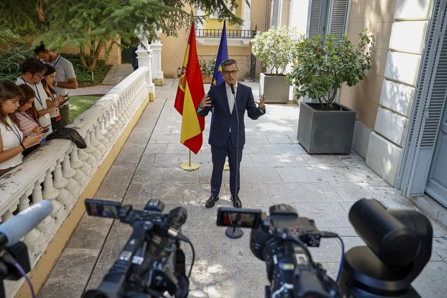 El Gobierno advierte de que habrá consecuencias legales si las autonomías incumplen la acogida de menores