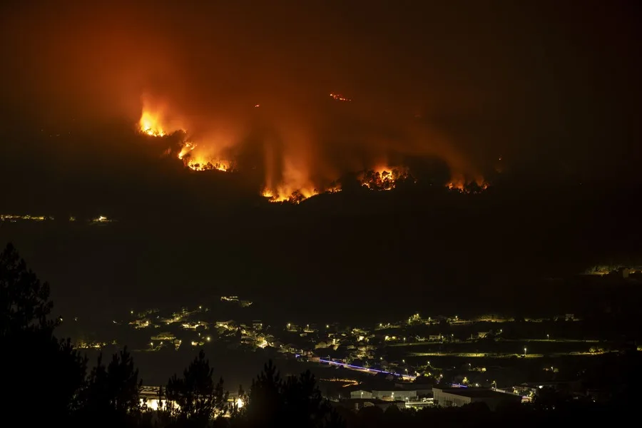 Última hora de los incendios: Castilla y León lucha contra 29 fuegos pendiente de Sanabria, Picos de Europa y Salamanca