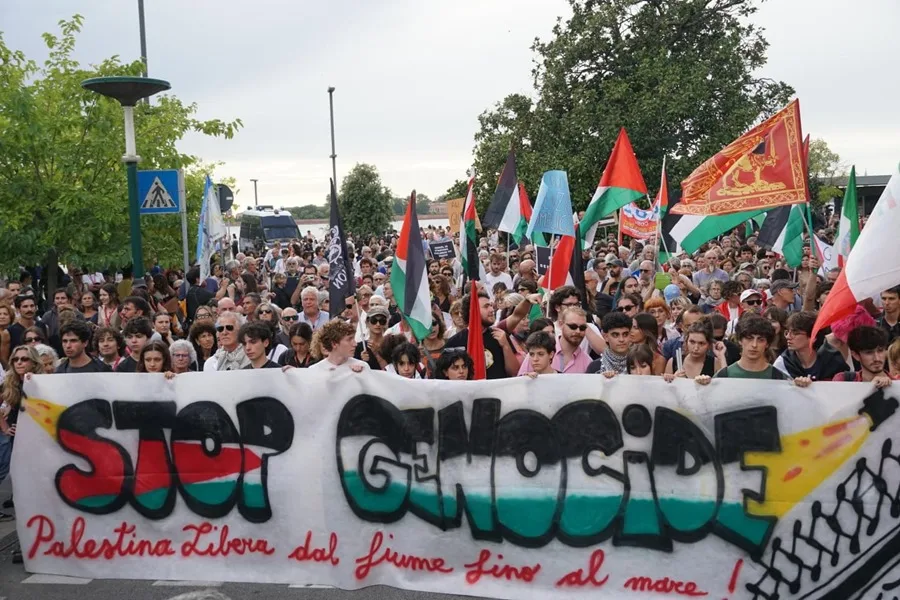 Una multitud marcha en apoyo del pueblo palestino en el Festival de Venecia