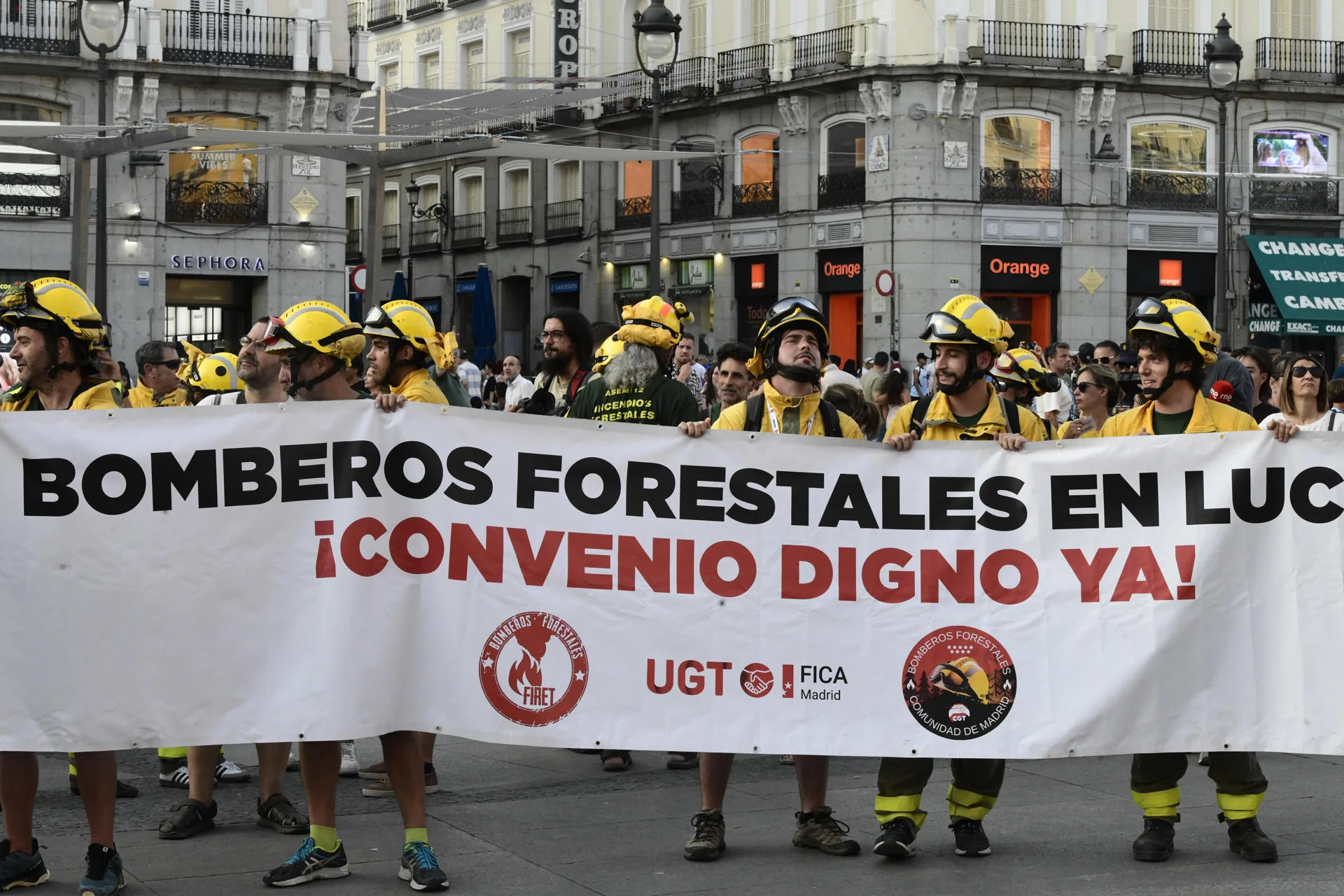 Los bomberos forestales se concentran en Sol para exigir mejoras laborales