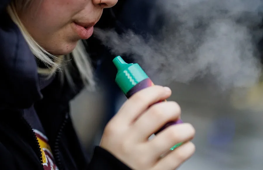 Singapur castigará con 15 latigazos y hasta 20 años de cárcel a proveedores de vapeadores