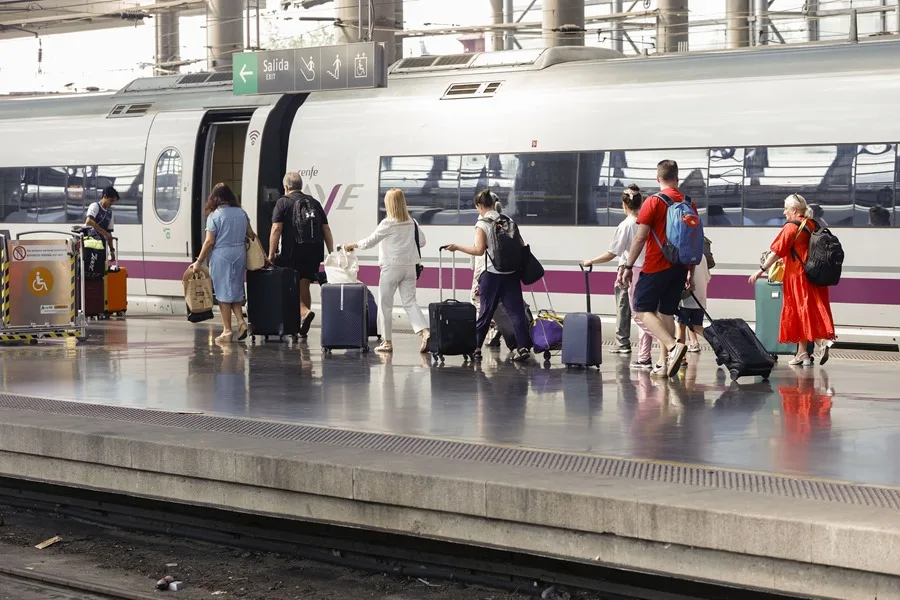 Se reanuda la alta velocidad Madrid-Barcelona una vez sofocado incendio en vía en Zaragoza