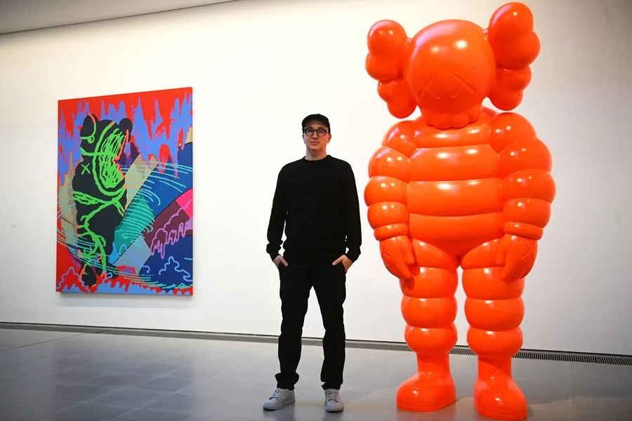 La marca Uniqlo nombra a Kaws «artista residente» y aboga por unir moda, arte y tecnología