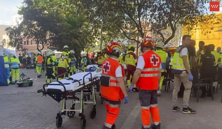 Hallada una persona muerta entre los escombros del bar de Vallecas (Madrid) en el que el sábado se registró una explosión