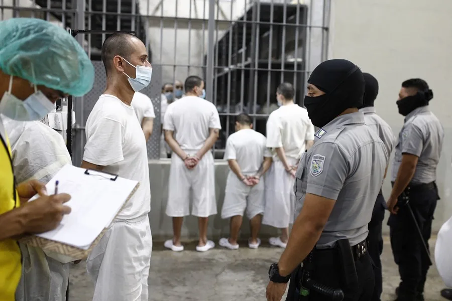 Denuncian casos de corrupción en cárceles de El Salvador