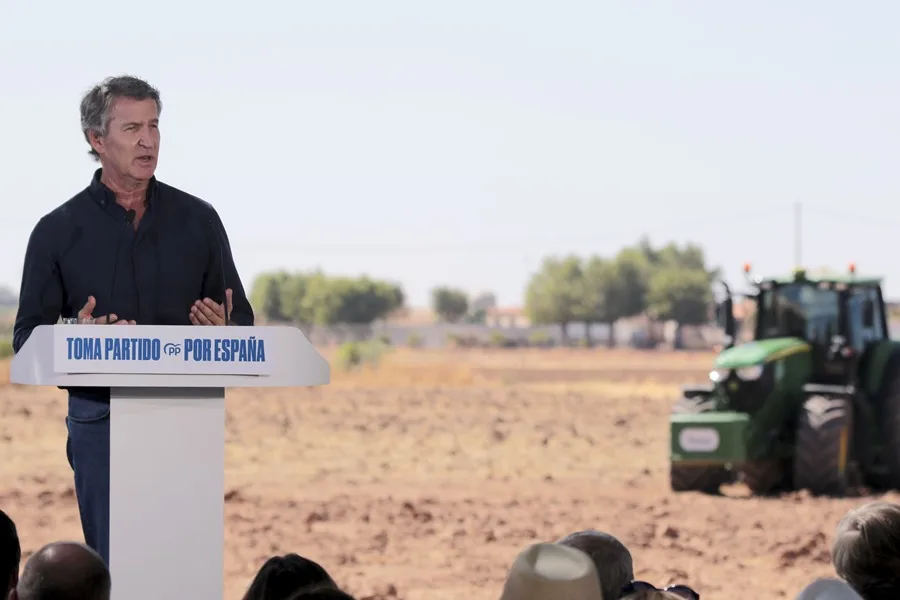 Feijóo anuncia que el PP elaborará un libro blanco para el medio rural de la mano de organizaciones agrarias
